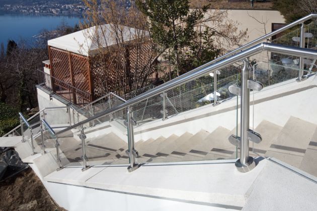 lunga scala in discesa con parapetto in vetro