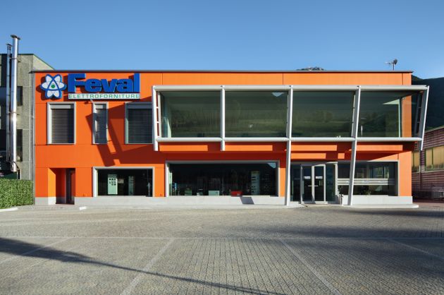 azienda feval edificio arancione con grandi vetrate