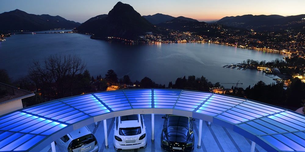 pensilina neon con vista sul lago