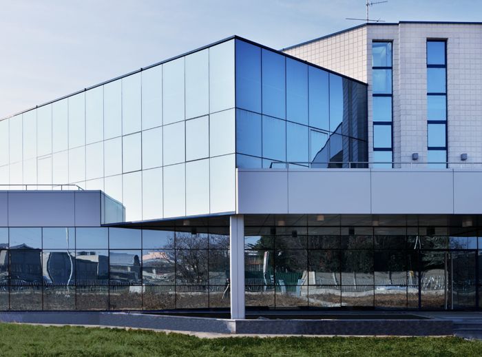 edificio con facciata continua vetro