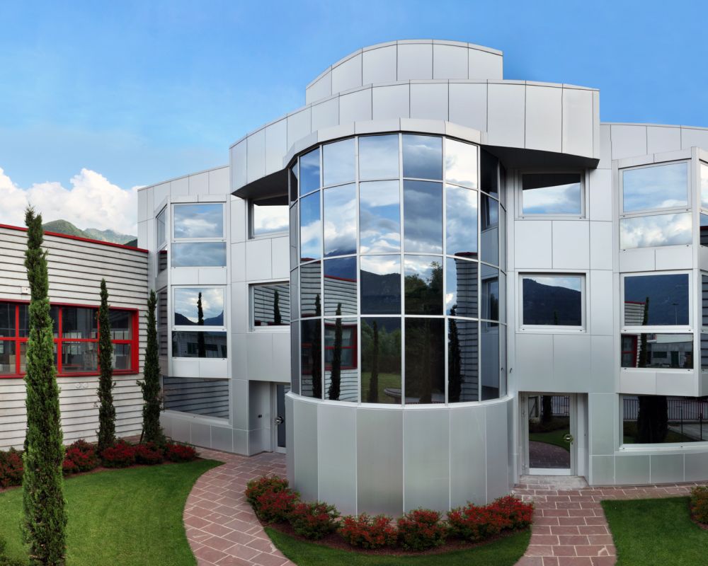 edificio con parete vetro tonda rivestimenti architettonici