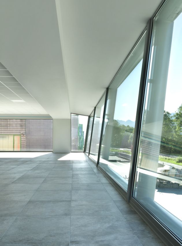 interno azienda feval edificio arancione con grandi vetrate