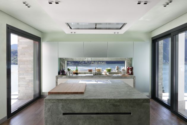 cucina con vetrate entrambi i lati