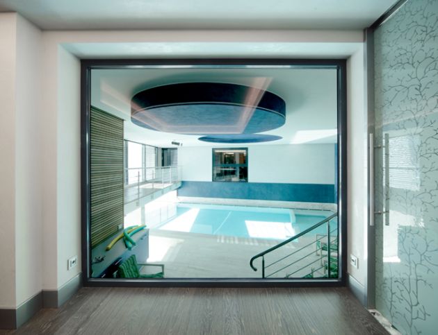 grande vetrata con vista su piscina interna