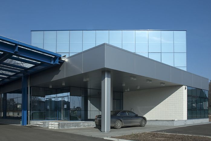 edificio con rivestimenti architettonici