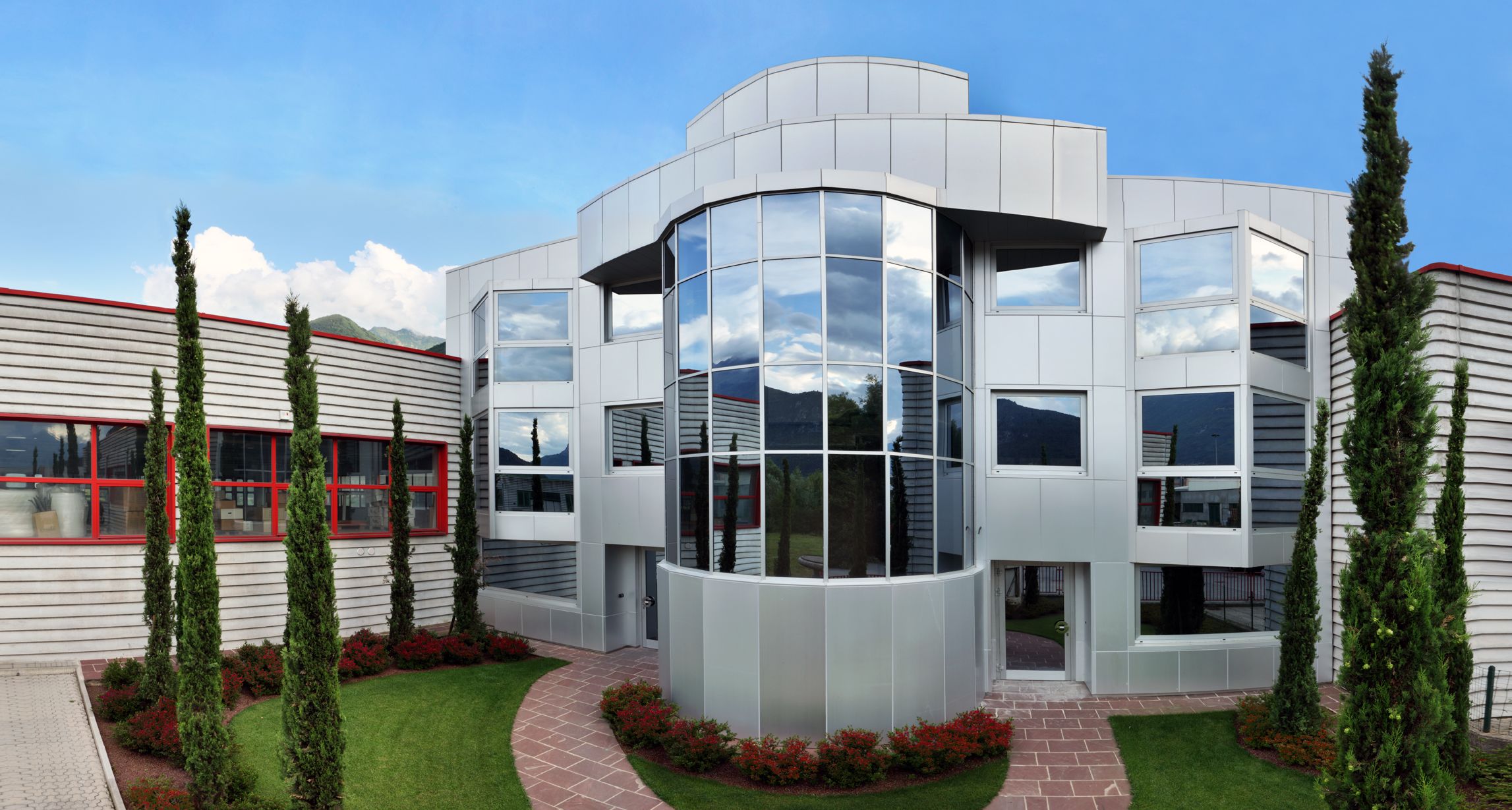 edificio con parete vetro tonda rivestimenti architettonici