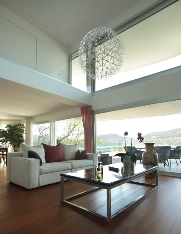 sala con vetrate e parapetti vetro e grande lampadario