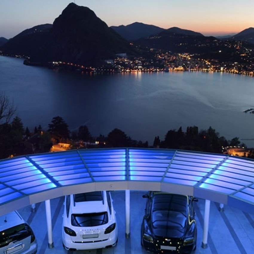 pensilina neon con vista sul lago