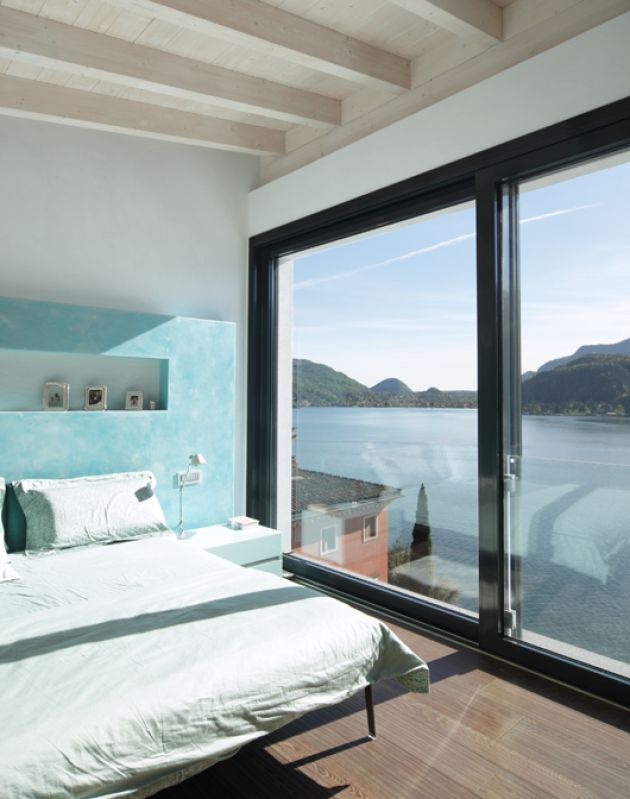 camera con finestra e frangisole alzati