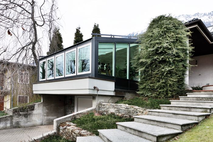 casa con giardino e serramento alluminio