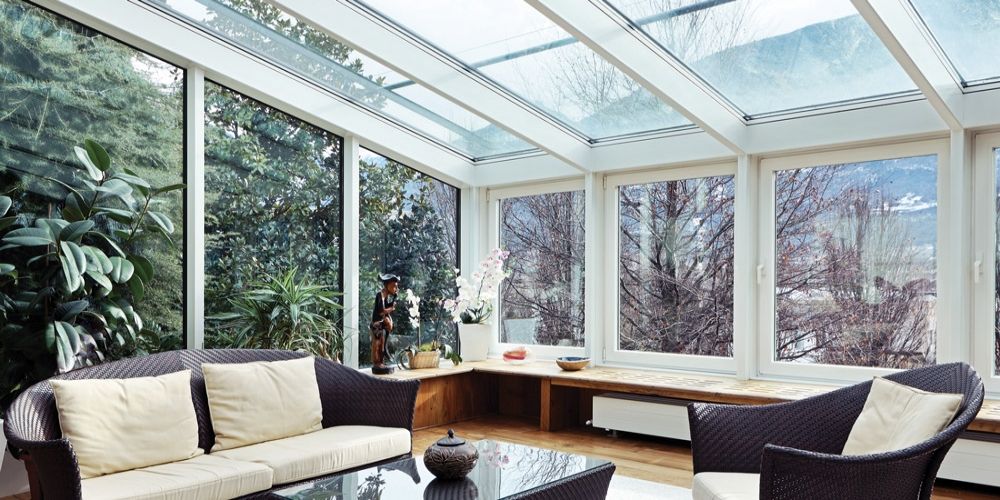 veranda con salotto nel verde