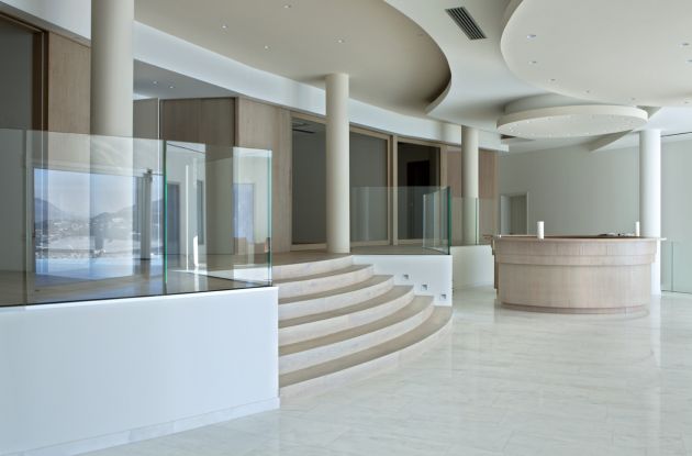 entrata casa con scale e portico lussuoso