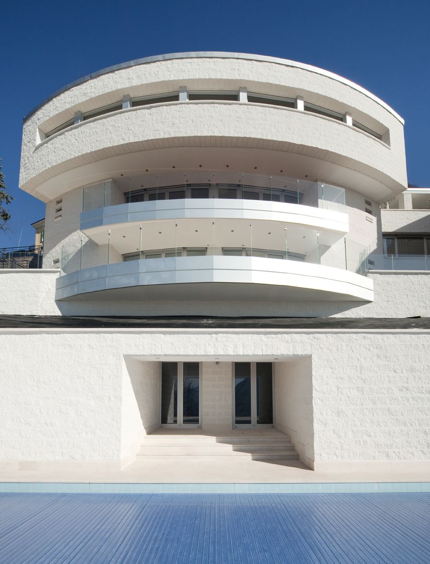 house whit glass Railings