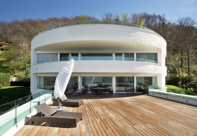 casa moderna esterno con parapetto in vetro