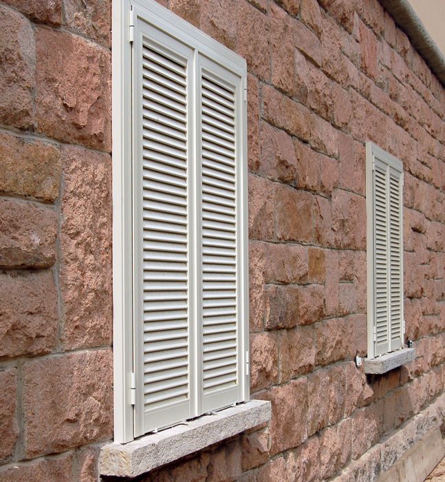 persiane chiuse bianche