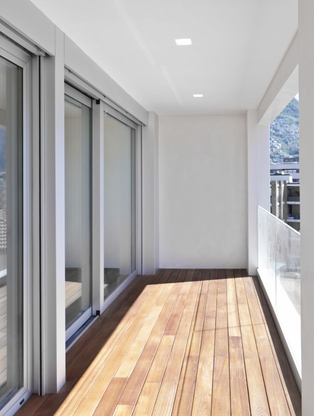 balconcino con vetrata, pavimento legno e parapetto vetro