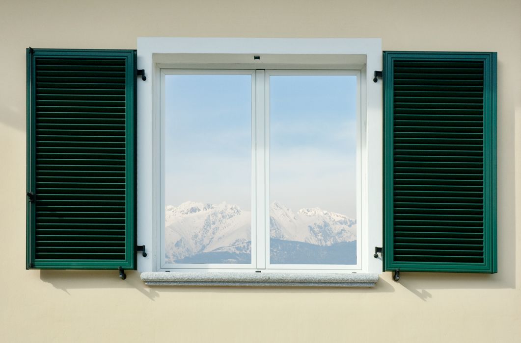 finestra con persiane