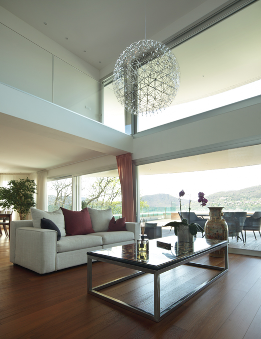 sala con vetrate e parapetti vetro e grande lampadario