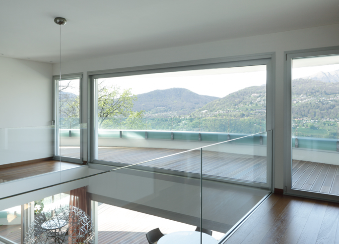 casa interna con parapetto in vetro