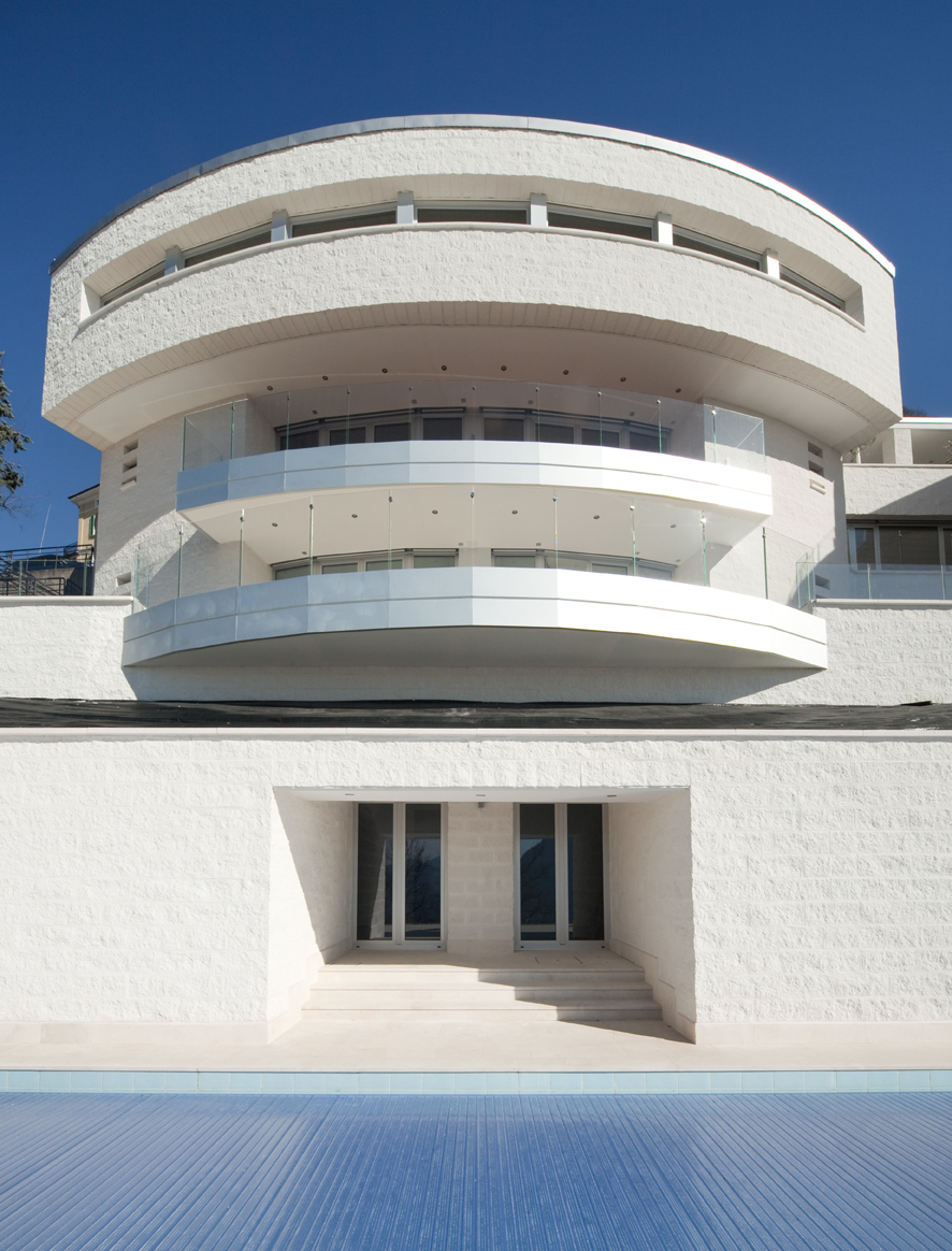 house whit glass Railings