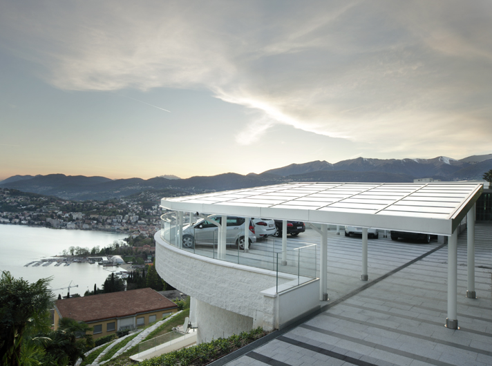 pensilina con vista lago