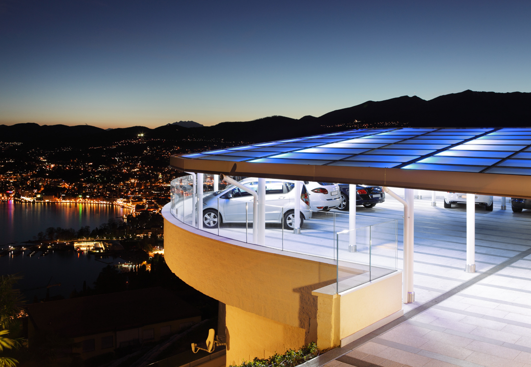 pensilina per copertura parcheggio illuminata di notte