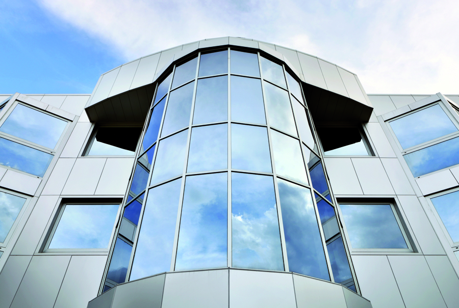 edificio visto dal basso con rivestimenti architettonici 