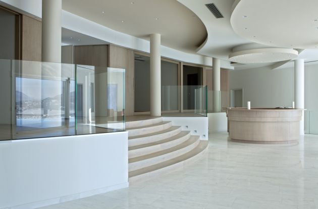 entrata casa con scale e portico lussuoso