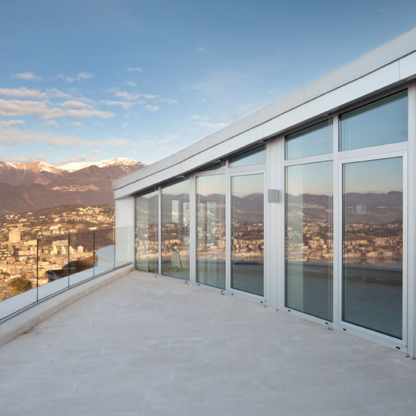 vetrata con parapetto vetro con vista