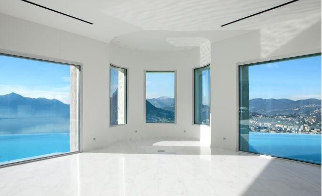 sala con vetrate su vista lago