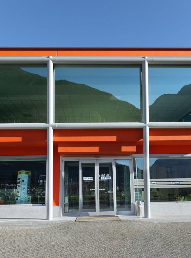 ingresso azienda feval edificio arancione con grandi vetrate