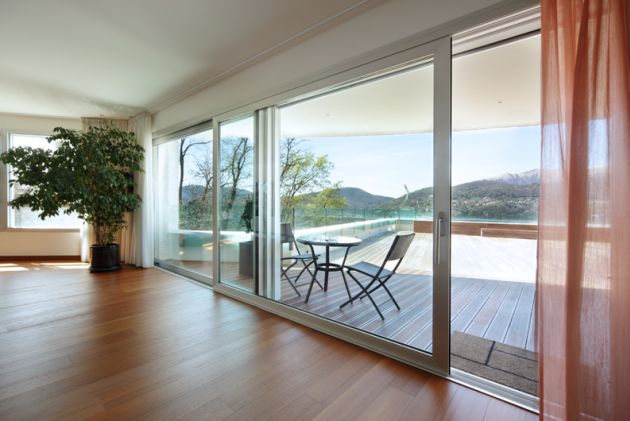 vetrata con vista su terrazza