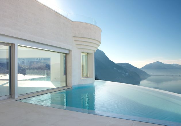 casa con piscina a sfioro vista lago