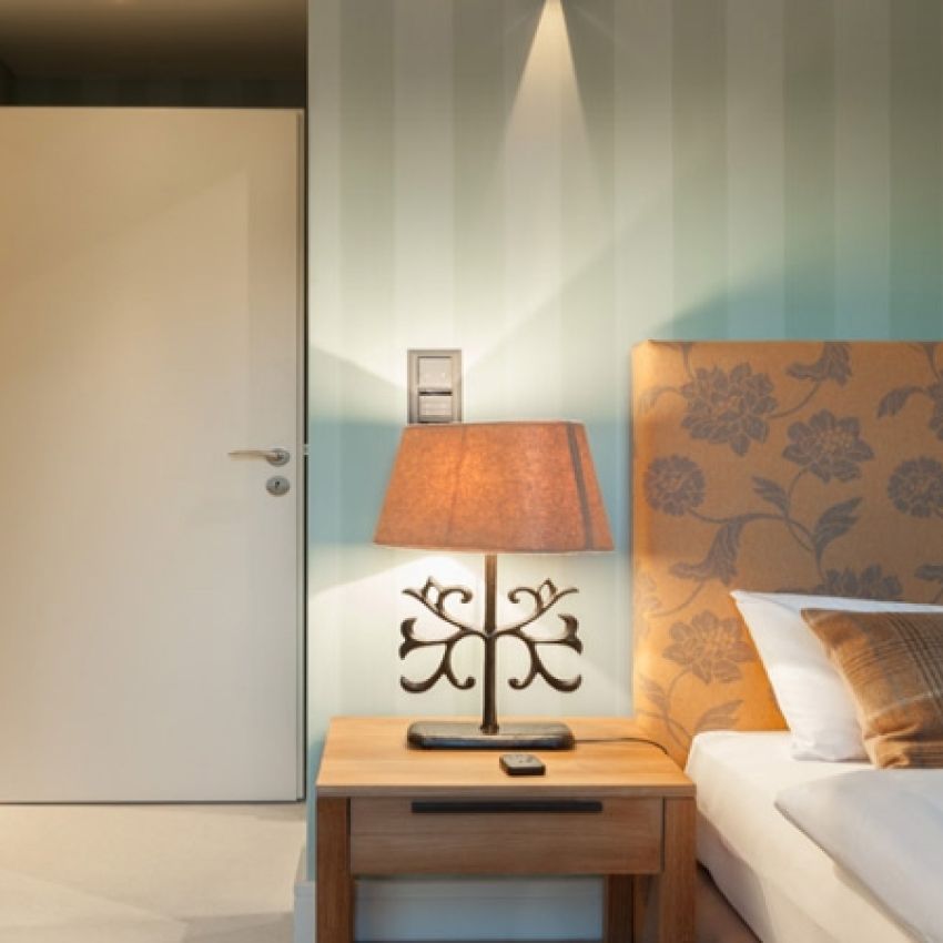 camera da letto con letto, lampada e porta