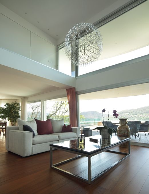 sala con vetrate e parapetti vetro e grande lampadario