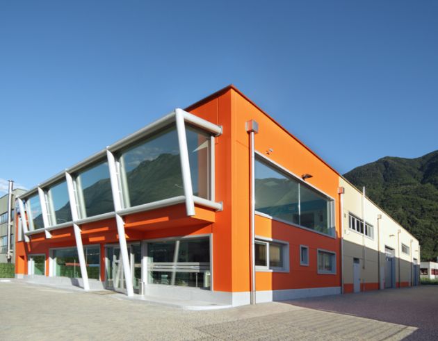 lato azienda feval edificio arancione con grandi vetrate