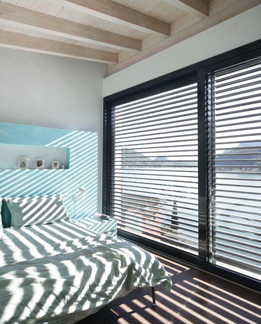 camera con finestra e frangisole abbassati